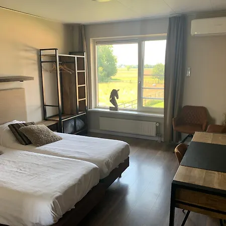 Human & Horse Hotel 3*